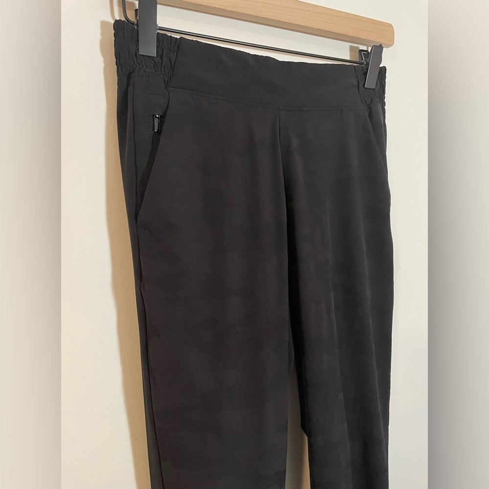 Athleta Brooklyn Textured Black Camo Jogger Size 2 Petite Lightweight Travel - Picture 4 of 11